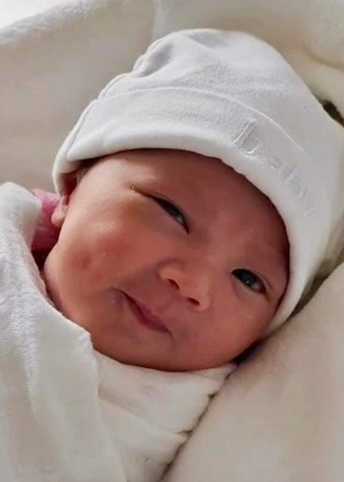 Bé Misumi sở hữu má lúm đồng tiền thừa hưởng từ mẹ.