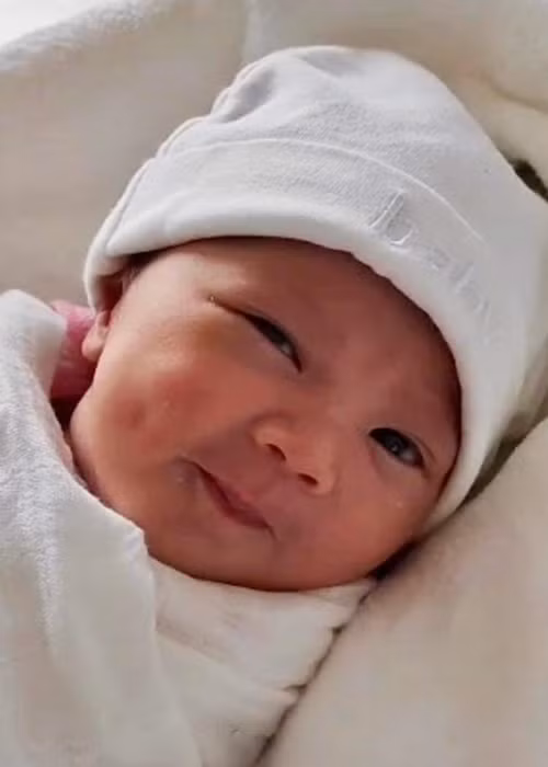 Bé Misumi sở hữu má lúm đồng tiền thừa hưởng từ mẹ.