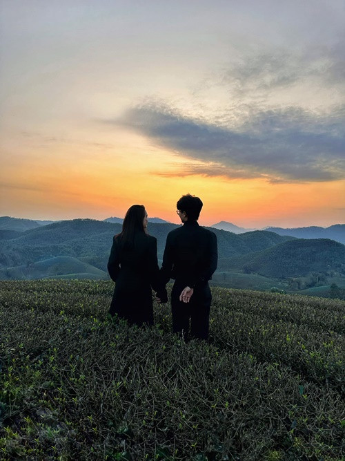 Cặp đôi "chị em" công khai nhiều khoảnh khắc lãng mạn bên nhau.