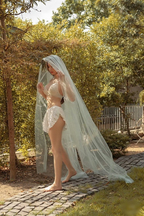 Kanyanat chụp ảnh cô dâu một mình.