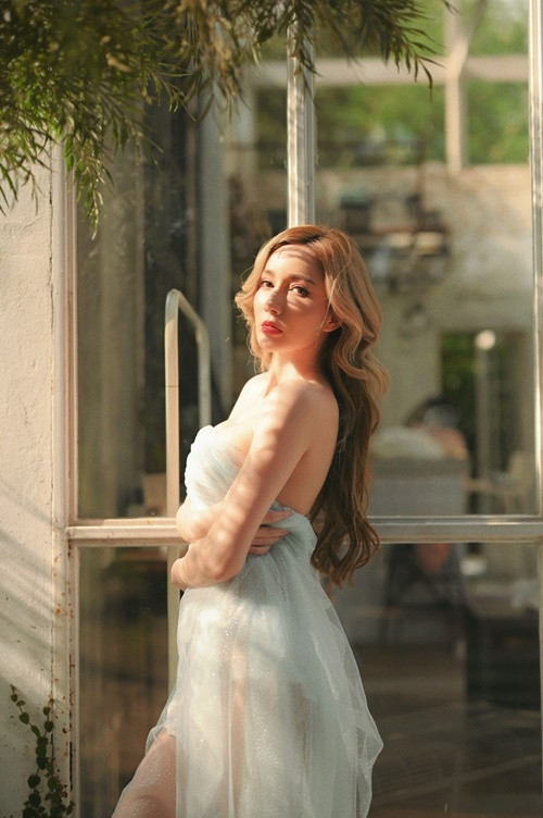 Hình ảnh cô nàng "quên" nội y khi hóa cô dâu khiến nhiều người phải chú ý.