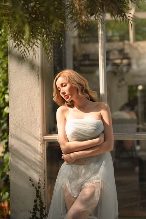 Ở một số bức ảnh, Kanyanat dùng khoăn voan che vòng một.