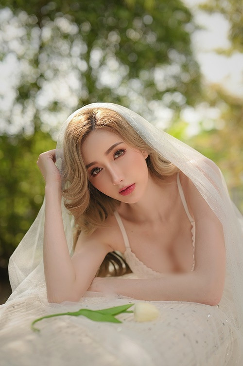 Hot girl người Thái Lan khoe trọn vẹn đường cong cơ thể.