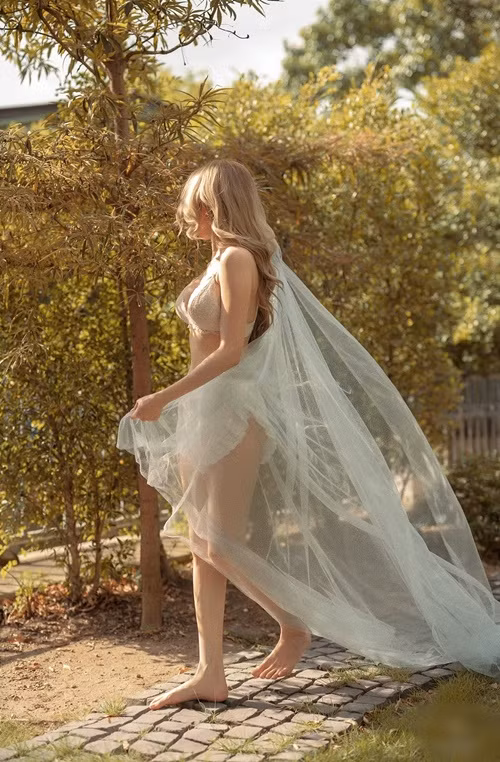 Hot girl gợi cảm thực hiện bộ ảnh trong bối cảnh thiên nhiên.