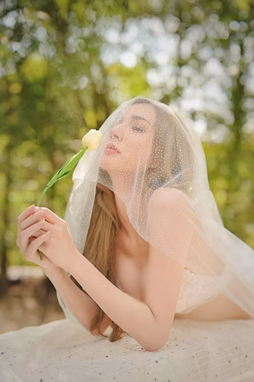 Cô nàng mặc nội y, đội khăn voan.