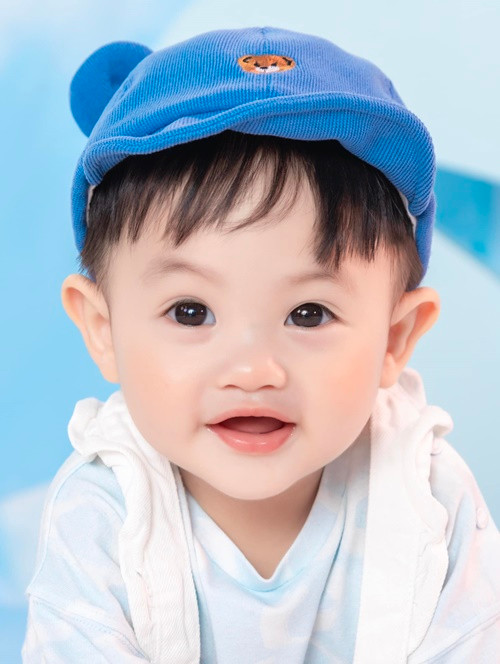 "Chàng trai tháng 5 sắp có tuổi", nữ ca sĩ gốc Tày viết khi chia sẻ hình ảnh quý tử.