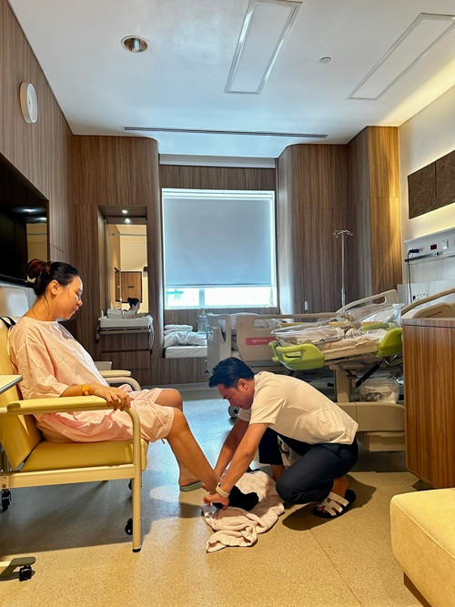 Doanh nhân phố núi luôn ân cần chăm sóc vợ.