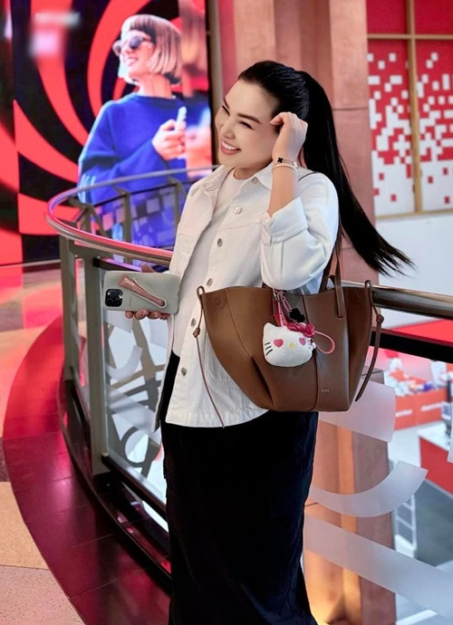 Trên trang cá nhân, người mẫu Quỳnh Thư vừa chia sẻ loạt ảnh dạo phố ở Đức.