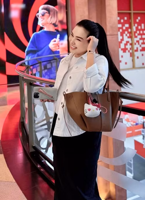 Trên trang cá nhân, người mẫu Quỳnh Thư vừa chia sẻ loạt ảnh dạo phố ở Đức.