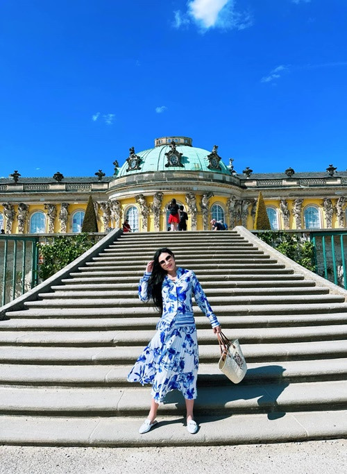 Quỳnh Thư thường xuyên đi dép thấp thay cho những đôi giày cao gót.