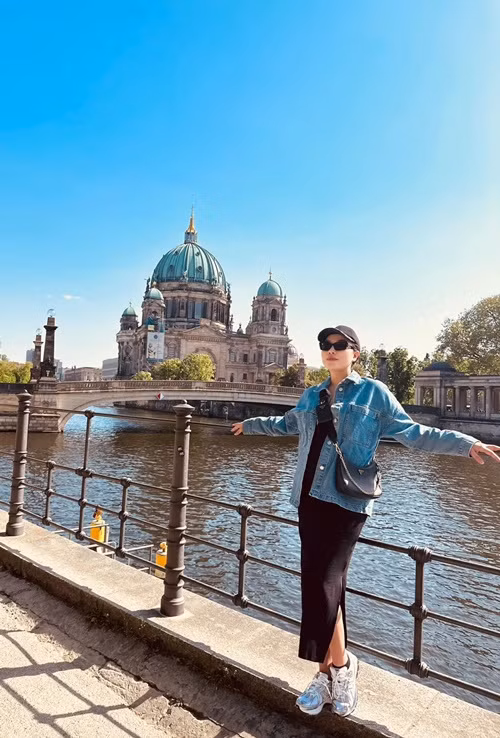 Phong cách thời trang của Quỳnh Thư thay đổi kể từ khi cô mang thai con đầu lòng.