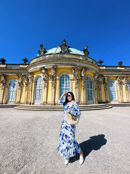 Quỳnh Thư bế bụng bầu thăm Cung điện mùa hè của Hoàng đế Đức.