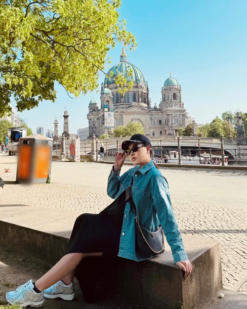 Chân dài chuộng thiết kế rộng để che bụng bầu.