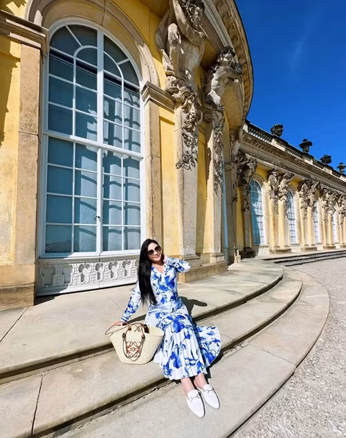 Đầu tháng 5, nữ người mẫu chia sẻ, vì mê phim truyền hình Hàn Quốc Nữ hoàng nước mắt, cô di chuyển từ thành phố Berlin qua thành phố Potsdam 1 tiếng rưỡi chỉ để chụp ảnh tại Cung điện mùa hè của Hoàng đế Đức - nơi diễn ra cảnh kết phim.