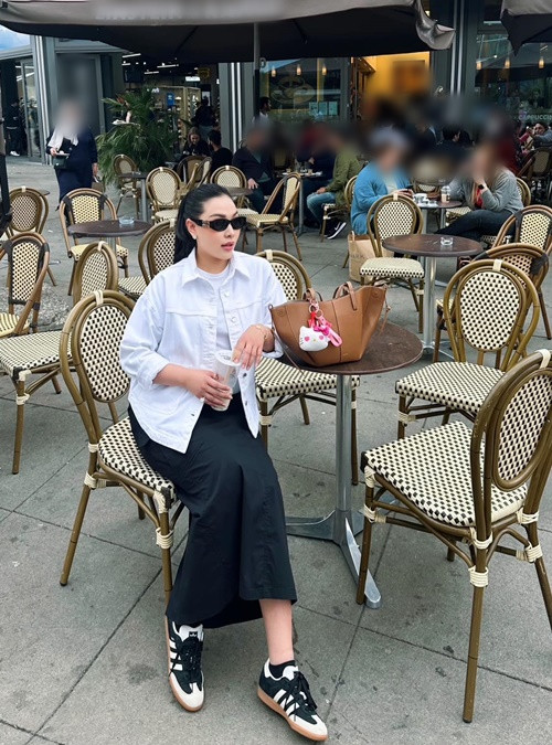 Bà bầu ăn mặc kín đáo khi xuống phố.