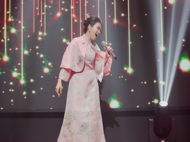 Thường diễn ở sân khấu nhỏ và phòng trà, vợ Quốc Nghiệp xuất hiện tại các sự kiện lớn sau Ca sĩ mặt nạ 2022. Ảnh: FBNV.