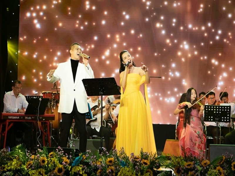 Sau Ca sĩ mặt nạ 2022, Ngọc Mai đắt show. Nữ ca sĩ cho biết, cô được nhiều người mời show nhưng số đơn vị doanh nghiệp, cá nhân muốn mời nữ ca sĩ dạy học thì nhiều hơn. Ảnh: FBNV.