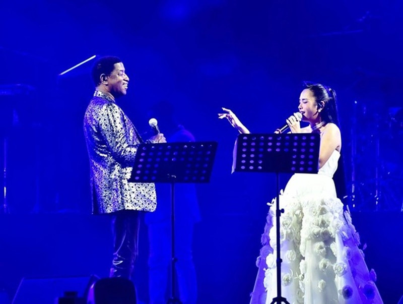 Ngọc Mai biểu diễn tại Lễ hội Âm nhạc Quốc tế TP HCM HOZO 2022. Cô đứng chu‌ng sân khấu với những huyền thoại âm nhạc hàng đầu như Babyface - huyền thoại âm nhạc đạt 12 tượng vàng Grammy, Johnny Stimson - chủ nhân bản hit "Smile", Alastair Moock - nghệ sĩ nhận được đề cử Grammy, Ricky Kej - nam ca sĩ thắng giải Grammy và là đại sứ về môi trường của Liên Hiệp Quốc. Ảnh: FBNV.