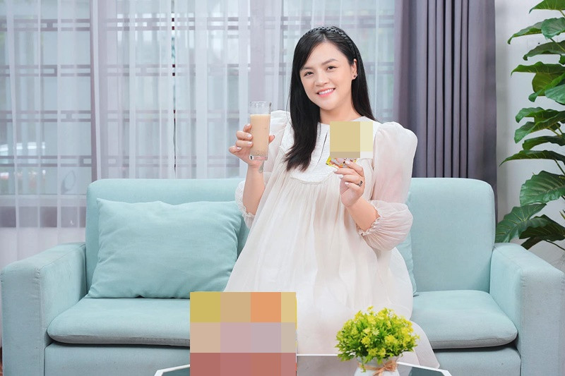 Theo Znews, con gái Thu Quỳnh nặng 3,1 kg, chào đời bằng phương pháp sinh mổ.