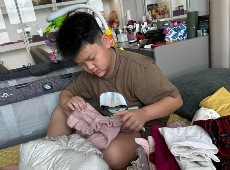 Thu Quỳnh chia sẻ, chiều đi học về, con trai của cô rủ bà ngoại đi mua quà riêng cho em gái, tối lắp ngay món quà vào chiếc cũi cho em, sáng vừa dậy là soạn đồ cho em.