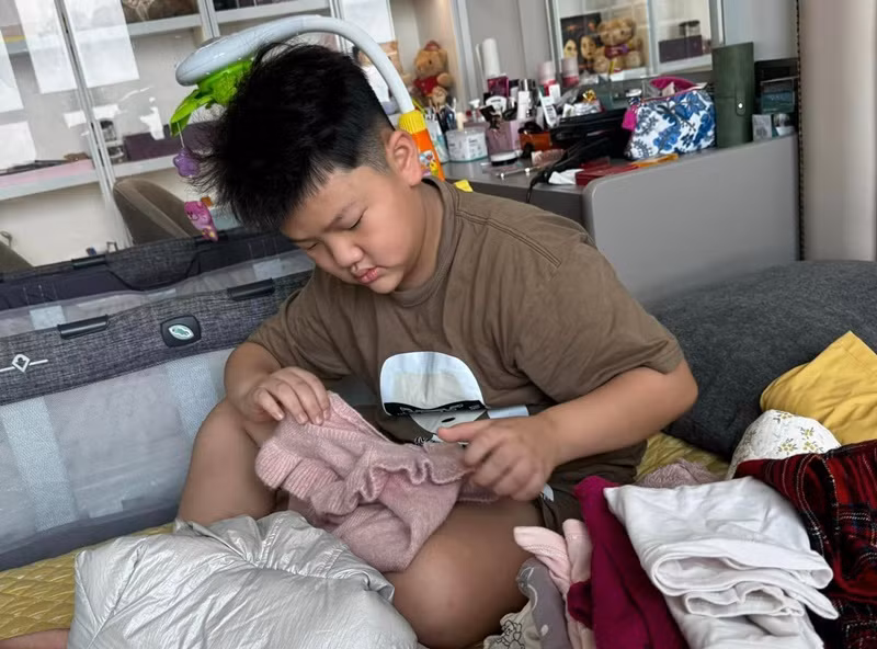 Thu Quỳnh chia sẻ, chiều đi học về, con trai của cô rủ bà ngoại đi mua quà riêng cho em gái, tối lắp ngay món quà vào chiếc cũi cho em, sáng vừa dậy là soạn đồ cho em.