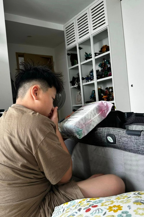 Cậu nhóc thậm chí đọc hướng dẫn sử dụng các món đồ dành cho em gái.
