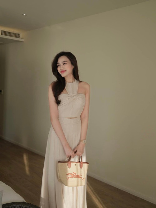 Tháng 2/2024, rộ tin đồn hẹn hò giữa Hoa hậu Đỗ Thị Hà và một thiếu gia. Tháng 4 vừa qua, người đẹp chia sẻ trên Tiền Phong, cô muốn giữ sự riêng tư cho mình. "Nếu có sự chắc chắn về tình cảm hay những tính toán xa hơn trong tương lai, nhất định tôi sẽ chia sẻ với mọi người", nàng hậu cho biết. Ảnh: FBNV.