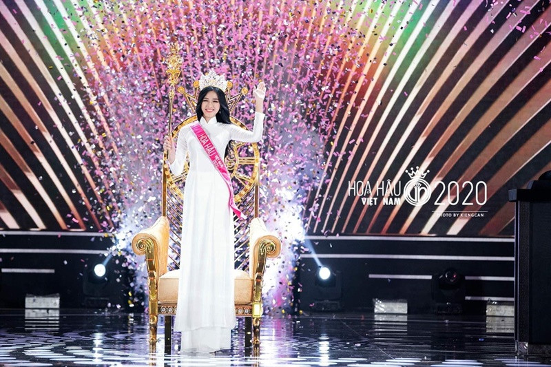 Chỉ là một cô gái bình thường, không hoạt động trong showbiz, sau đêm đăng quang, Đỗ Thị Hà trở nên nổi tiếng. Ảnh: Kiếng Cận/BTC.