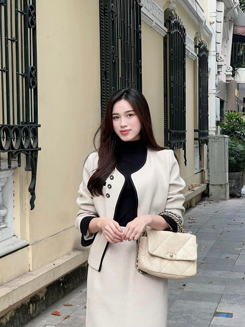 Với định hướng trở thành doanh nhân, Đỗ Thị Hà xây dựng hình ảnh trưởng thành, sang trọng với đồ hiệu đắt giá. Ảnh: FBNV.