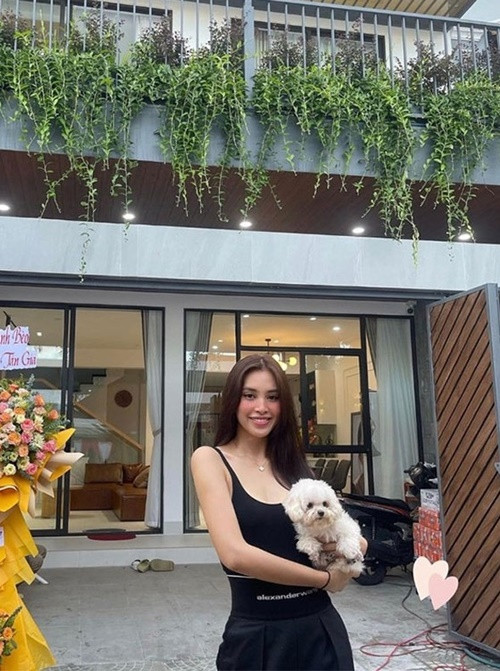 Tiểu Vy có nguồn thu nhập ổn định. Số tiền kiếm được người đẹp gửi về cho gia đình, chỉ giữ lại một ít để chi tiêu. Năm 2023, Tiểu Vy khoe căn nhà khang trang, rộng 120m2 cô tặng bố mẹ tại Quảng Nam.