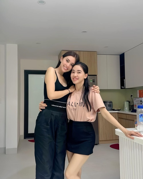 Sau show thời trang, bà Kim Dung viết tâm thư gửi Tiểu Vy. “Thời điểm này là gần đúng 6 năm mình đi cùng nhau và đoạn đường sắp tới đi chung cũng rất chi là dài nữa. Chị Dung thương Vy vì sự trưởng thành qua mỗi ngày của em, theo dõi em từ lúc đăng quang, cho đến hiện tại mọi thứ đều có sự thay đổi và hoàn thiện hơn”, bà Kim Dung bày tỏ.