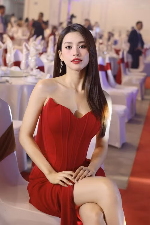 Trước những thông tin liên quan đến Tiểu Vy, một số cư dân mạng đặt nghi vấn người đẹp rời công ty quản lý Sen Vàng sau 6 năm gắn bó.