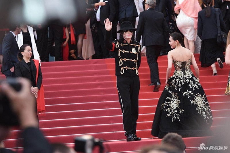 Một nghệ sĩ hóa thân Michael Jackson làm náo loạn thảm đỏ Cannes 2018. Không chỉ ăn mặc giống Michael Jackson, người nghệ sĩ vô danh này còn bắt chước những cử chỉ, vũ đạo của nam ca sĩ quá cố. Ảnh: Sina.