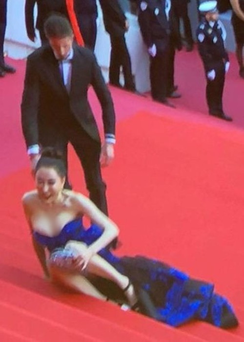 Ngoài mặc sốc, nhiều khách mời bày những trò lố. Trên thảm đỏ Cannes 2018, Hình Tiểu Hồng - Hoa hậu Quý bà Trung Quốc vờ ngã khoe vòng một. Ảnh: Sina.