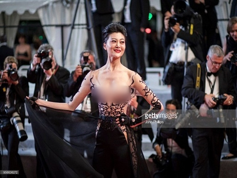 Trên thảm đỏ Cannes 2018, diễn viên, người mẫu Trung Quốc Triệu Hân lộ nhũ hoa gây phản cảm. Ảnh: Dân Việt.