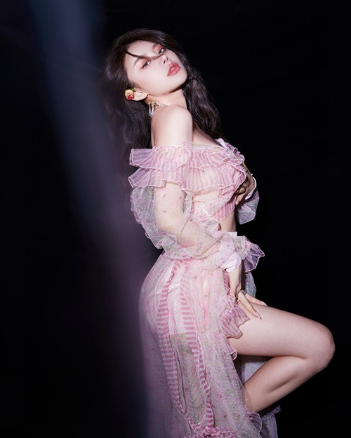 Trên Instagram, hot girl có gần 500.000 người hâm mộ.