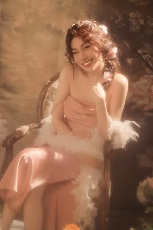 Nữ ca sĩ Pha Lê chia tay chồng Hàn Quốc đầu năm 2022 nhưng đến tháng 3/2023 mới chính thức ly hôn. Trở lại cuộc sống độc thân, cô tân trang nhan sắc.