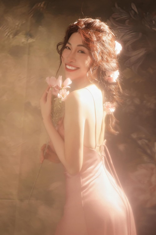 Nhiều người nhận xét, nhan sắc của nữ ca sĩ tự nhiên, trẻ trung hơn khi tháo sụn mũi, túi ngực.