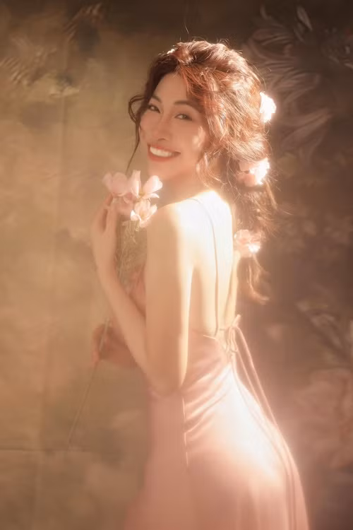 Nhiều người nhận xét, nhan sắc của nữ ca sĩ tự nhiên, trẻ trung hơn khi tháo sụn mũi, túi ngực.