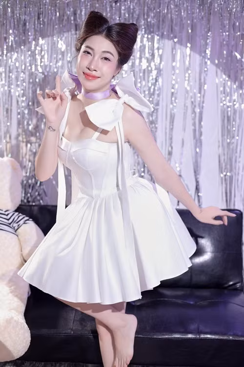 Pha Lê còn khoe bộ ảnh hóa bạn gái mèo Tom.