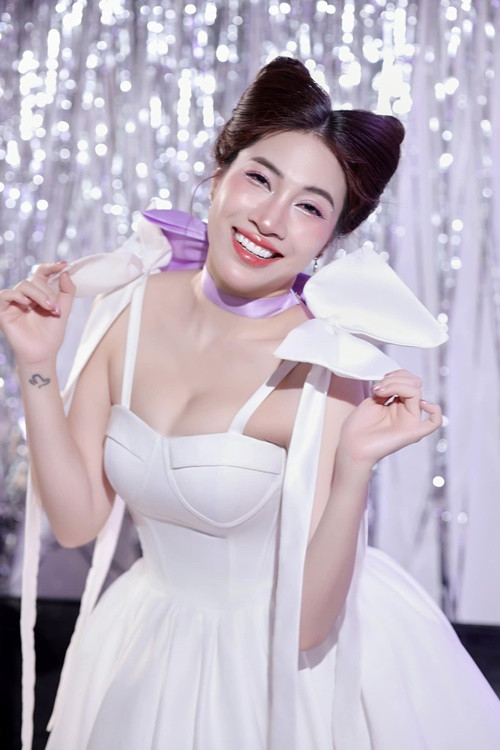 Pha Lê "bắt trend" hóa bạn gái mèo Tôm gây sốt trên mạng xã hội.