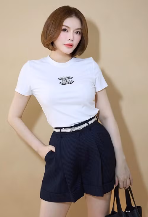 Lý Nhã Kỳ lựa chọn kiểu tóc ngắn ngang cằm.