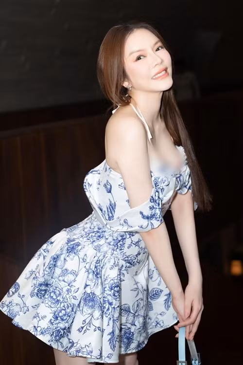 Nhiều năm qua, Lý Nhã Kỳ thường để tóc dài, uốn xoăn nhẹ nhàng.