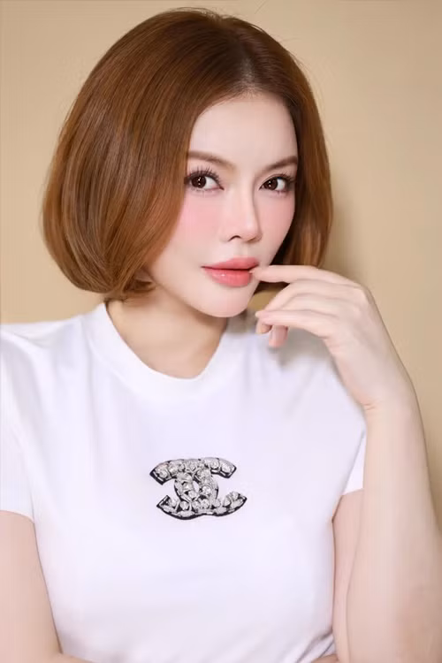 Nhiều khán giả nhận xét nhan sắc của Lý Nhã Kỳ trẻ trung hơn nhiều nhờ kiểu tóc ngắn.