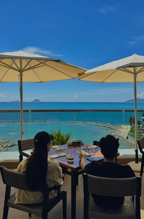 Nhiều người cho rằng vị doanh nhân phố núi xứng danh ông chồng, người bố quốc dân vì quá yêu thương vợ con.