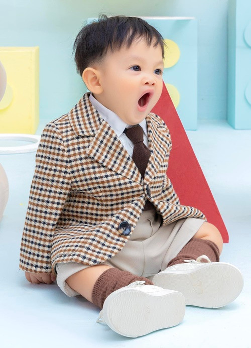 Con trai Đàm Thu Trang ngáp ngủ vô cùng đáng yêu.