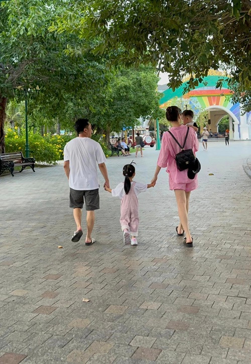 Nữ ca sĩ và chồng doanh nhân thường xuyên đưa hai con nhỏ đi du lịch.