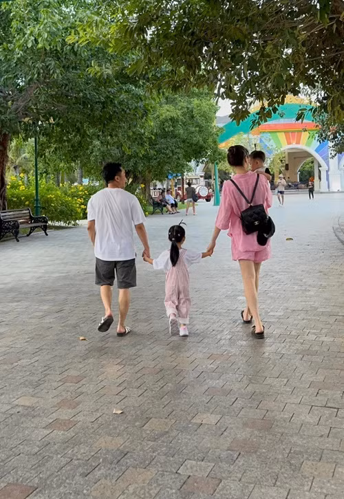 Nữ ca sĩ và chồng doanh nhân thường xuyên đưa hai con nhỏ đi du lịch.