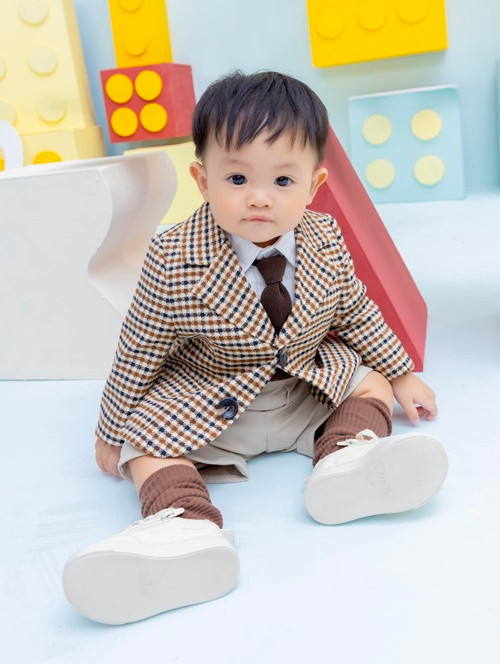 Cậu nhóc ra dáng một hot boy nhí.