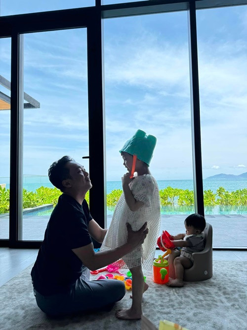 Chồng Đàm Thu Trang không giấu được niềm hạnh phúc vì chứng kiến những khoảnh khắc đầu đời quý giá của bé Suchin và Sutin.